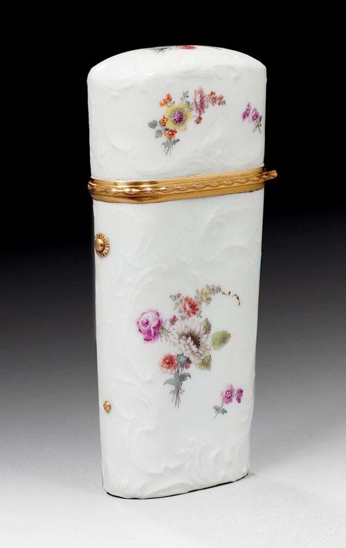 PORCELAIN CASE WITH GOLD MOUNT, Meissen, circa 1750-60.Decorated with rocaille cartouche in relief and painted with Manierblumen. The gold mount (750) 19th century. L 10,7cm.