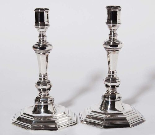 PAIR OF CANDLESTICKS. Paris, 1st half of the 18th century.Maker's mark Antoine Plot. Octagonal, structured by a surround of profiles, with a canted baluster shaft and fixed nozzles. 22.5 cm. 810 g.