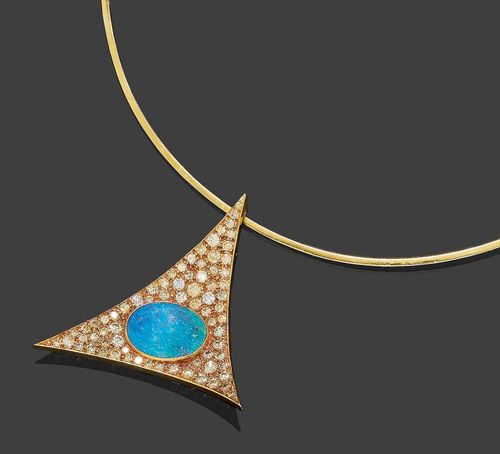 OPAL AND DIAMOND PENDANT/CLIP WITH CHOKER, GRIMA, London 1975-76. Yellow gold 750, 30g. Trigonal brooch with convex sides and surfaces, the middle set with 1 oval, blue-green Boulder opal of ca. 17.5 x 13 mm and completely set with white and fancy yellow brilliant-cut diamonds, totalling ca. 2.00 ct. Can be mounted as a pendant on the plain choker, ca. 13 cm Ø. Signed. With original case.
