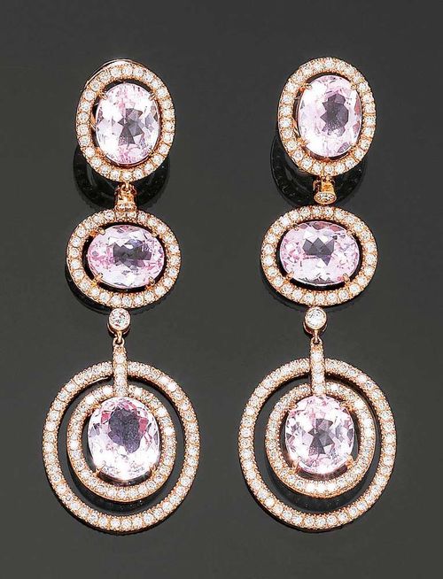 KUNZITE AND BRILLIANT-CUT DIAMOND PENDANT EARRINGS. Rosé gold 750. Elegant, long clip earrings/stud earrings, each set with 3 oval kunzites on a movable mount, totalling ca. 21.00 ct, in a brilliant-cut diamond surround, the bottom part adorned with an additional brilliant-cut diamond frame. Total weight of the diamonds ca. 3.00 ct. L 6 cm.