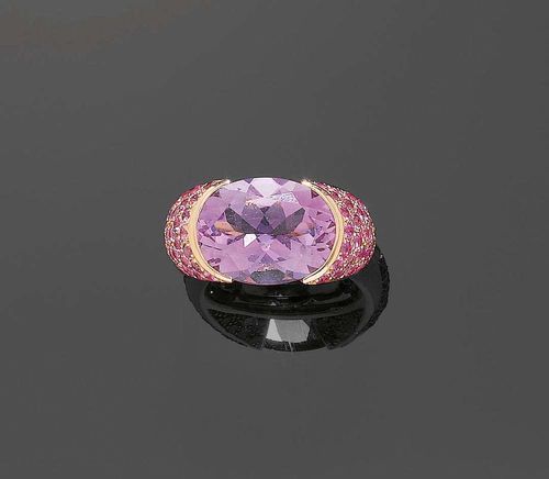 AMETHYST, SAPPHIRE AND BRILLIANT-CUT DIAMOND-RING. Rosé gold 750. Decorative band ring, the top set with 1 oval amethyst of ca. 7.50 ct and additionally set with numerous pink sapphires totalling ca. 1.10 ct and cognac-coloured brilliant-cut diamonds totalling ca. 0.65 ct. Size 54.