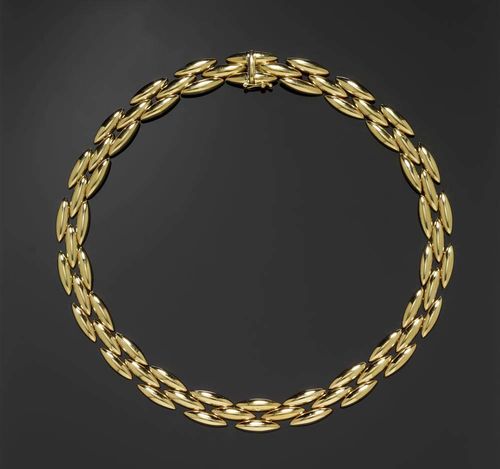 GOLD NECKLACE WITH BRACELET, CARTIER, 1990s. Yellow gold 750, 84g. Ref. 70/83365 and 67, Gentiane model. Decorative necklace of 3 rows of navette-shaped links with box fastener. Signed and numbered 936835. Matching bracelet No. 948269. L ca. 43 and 19 cm, respectively. With case and copy of invoice 1990.