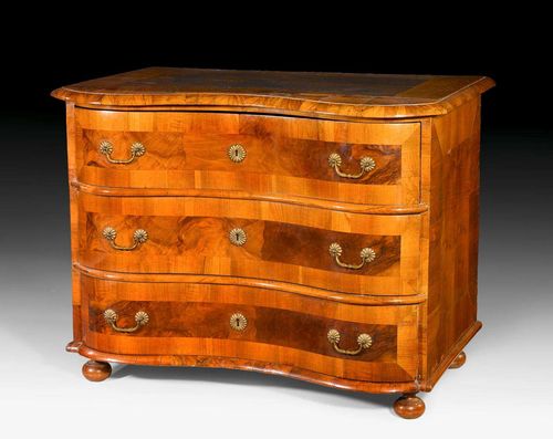 COMMODE, Baroque, Bern, 18th century. Walnut and burlwood in veneer inlaid with reserves and fillets. Bronze mounts and drop handles. 103x65x80 cm.