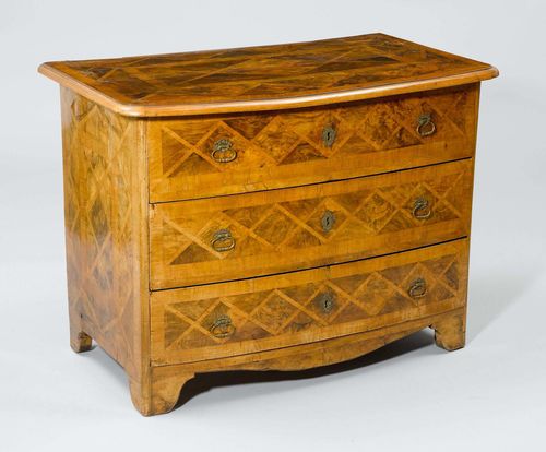 COMMODE,Baroque, Germany, 18th century. Walnut and burlwood inlaid in geometric reserves. Front with 3 drawers. 108x62x80 cm. 1 key. Leaf cracked, repairs.
