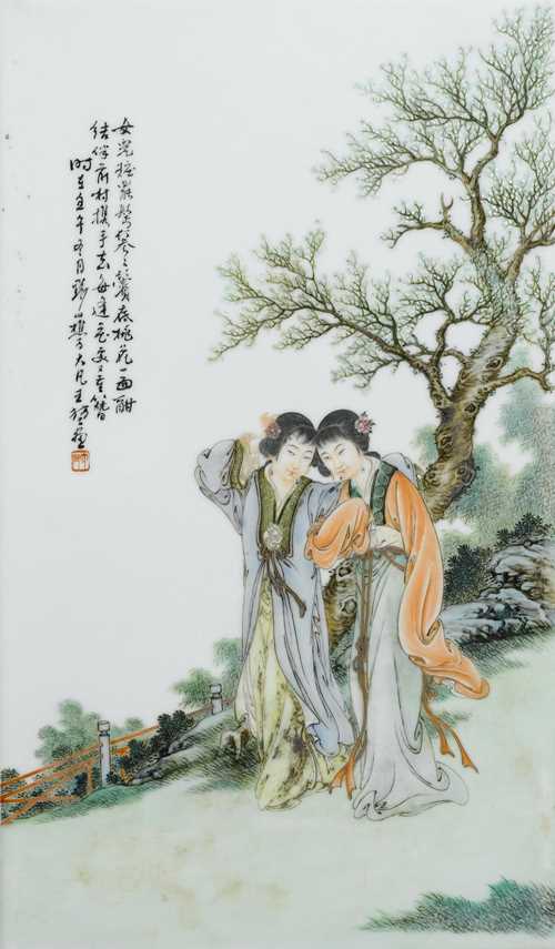 A FAMILLE ROSE PORCELAIN PLAQUE DECORATED WITH TWO YOUNG WOMEN. China, 20th c. 44.4x25.8 cm. Inscription, signed: Wang Dafan.