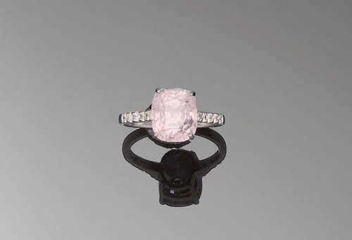 SPINEL AND BRILLIANT-CUT DIAMOND RING. White gold 750. Decorative ring, the top set with 1 light pink Burma spinel of 4.48 ct, unheated, the ring shoulders additionally decorated with 10 brilliant-cut diamonds totalling 0.20 ct. Size 53. With Stalwart Report No. 117123, February 2008.