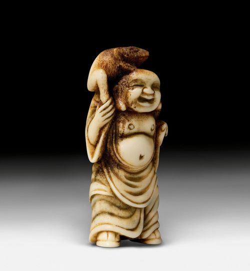 A STAGHORN NETSUKE OF GAMA SENNIN WITH A TOAD ON HIS SHOULDER. Japan, early 19th c. Height 6.3 cm.