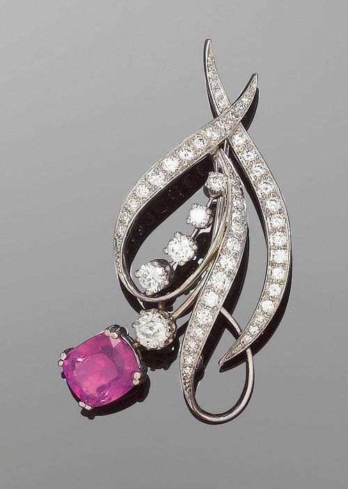 PINK SAPPHIRE AND BRILLIANT-CUT DIAMOND BROOCH, ca. 1950. White gold 750. Classic-elegant brooch in a stylized floral shape, set with 1 antique-oval fine pink sapphire of 4.30 ct, untreated, the leaves decorated with 30 brilliant-cut diamonds and 20 single-cut diamonds totalling ca. 1.30 ct. Matches the following lot. With Gemlab Report No. 1613/08, April 2008.