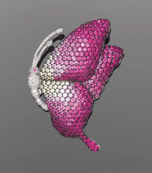 SAPPHIRE AND BRILLIANT-CUT DIAMOND BROOCH. White gold 750. Very decorative brooch in the shape of a butterfly, the wings entirely set with pink sapphires, graduated in colour, totalling ca. 15.27 ct, the body set with numerous brilliant-cut diamonds totalling ca. 0.69 ct.
