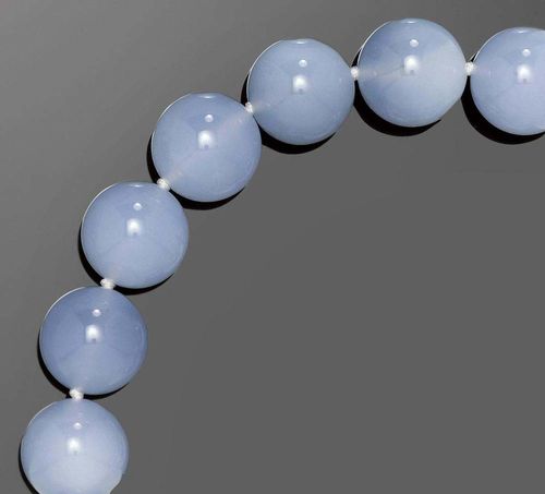 CHALCEDONY NECKLACE. Fastener in yellow gold 750. Casual-elegant necklace of 22 light-blue chalcedony beads of ca. 18 mm Ø, with a large carabiner fastener. L ca. 45 cm.