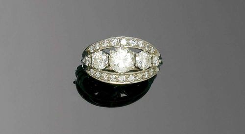 DIAMOND RING, ca. 1950. White gold 750. Classic-elegant ring, the top set with 5 graduated brilliant-cut diamonds totalling ca. 1.80 ct, flanked by 2 brilliant-cut diamond band motifs totalling ca. 0.30 ct. The central diamond ca. 1.00 ct ca. H/VS. Size ca. 51.