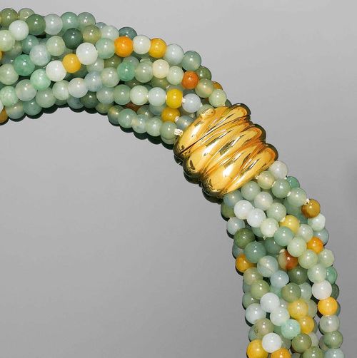 JADEITE NECKLACE/ TORSADE. Fastener in yellow gold 750. Very decorative necklace of numerous jadeite beads in all the typical shades of colour, green-purple-white-beige-brown. Casual-elegant fastener with ribbed surface. L ca. 49 cm.