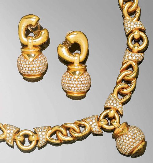 GOLD AND BRILLIANT-CUT DIAMOND NECKLACE WITH CLIP EARRINGS. Yellow gold 750, 194g. Casual-elegant necklace, fantasy pattern, the front decorated with a spherical pendant set with brilliant-cut diamonds, additionally decorated with numerous brilliant-cut diamonds. L ca. 42 cm. Matching spherical clip earrings. Total weight of the diamonds ca. 5.00 ct. With case.
