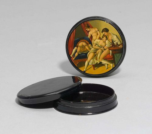 LACQUERED BOX,France, 19th century. Wood, lacquered black and painted. Round with cover. On the inside: erotic picture of 5 people. D 8.3 cm.