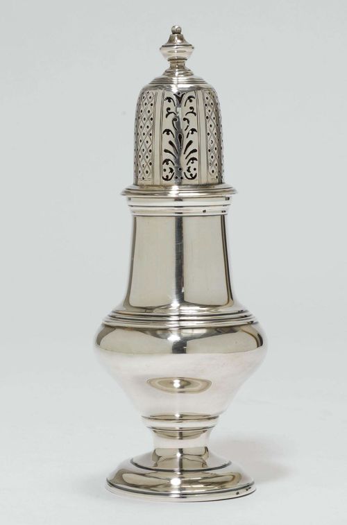 SUGAR SPRINKLER,London 1903/04. With maker's mark. Smooth-walled, urn-shaped. With high, open-worked cap. H 17 cm, 170g.