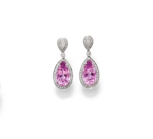 KUNZITE AND DIAMOND EAR PENDANTS. White gold 750. Casual-elegant ear studs, each of 1 drop-cut kunzite, weighing ca. 14.00 ct in total, within a border of diamonds, suspended from 1 brilliant-cut diamond and 1 drop-shaped, diamond-set stud part. Total weight of the 118 diamonds ca. 1.00 ct. L ca. 3.2 cm.