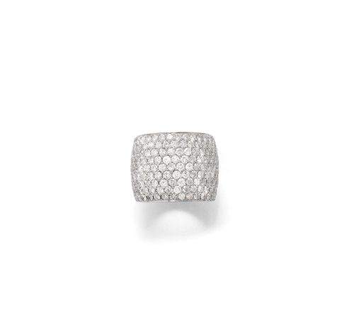 DIAMOND RING. White gold 750. Casual-elegant band ring. The top pavé-set with numerous brilliant-cut diamonds weighing ca. 4.10 ct. Size ca. 53.