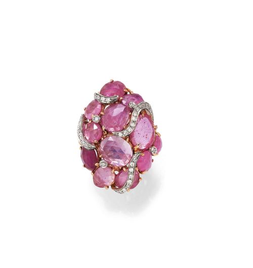 RUBELLITE AND DIAMOND RING. Pink gold. 750. Modern, decorative ring, the top set with 12 rubellites of different sizes and with 4 brilliant-cut diamonds, mounted by 4 diamond-set band motifs. Total weight of the diamonds ca. 0.40 ct. Size ca. 55.
