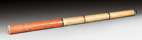 HAND TELESCOPE,Signed LEONARDO SEMITECOLO, Venice, early 18th century. Paperboard tubes, objective lens tube with gold-embossed red-glazed paper. 3 draws extending towards the 3-lens eyepiece tube. Incomplete, objective lens missing. D 5.1 cm, L max. 83.5 cm.