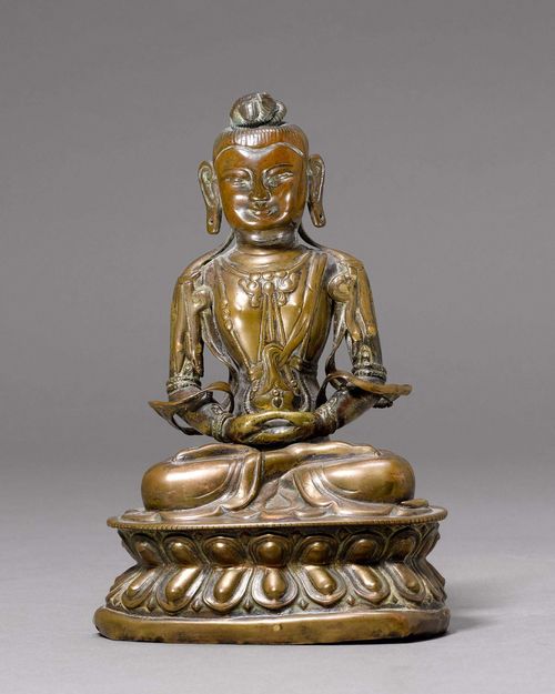 AMITAYUS.Sino-Tibetan, 19th c. H 17.5 cm. Beaten copper. The Buddha sits in meditation on a lotus throne, two loose scarves encircle his arms. The vase with the elixir of life and the crown are missing.