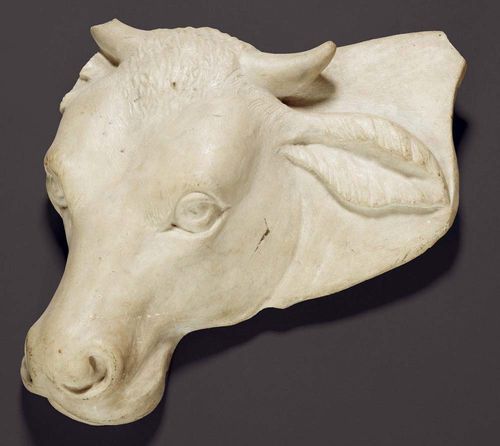 WHITE MARBLE FRAGMENT : HEAD OF A COW,Renaissance, probably Italy, 16/17th century Some wear. Tip of 1 horn and 1 ear missing. 34x31 cm.