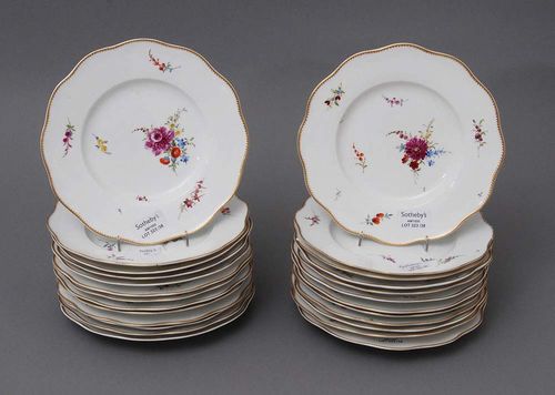 SET OF 25 PLATES FROM A DINNER SERVICE, Meissen, circa 1765.Wavy edge in gold, painted with a bouquet of Manierblumen and scattered flower branches. Underglaze blue sword marks with dot, impressed numbers. D 23.5 cm. Two plates with chips, one plate with hair-line cracks.
