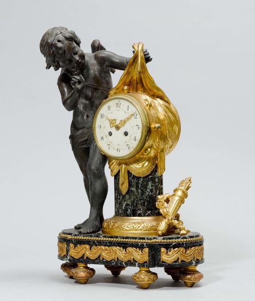 MANTEL CLOCK, Napoléon III, France. Cast zinc, partly burnished and gilt, and green marble. The clock case on a fluted pillar, with Cupid standing next to it. Synthetic dial. Parisian movement striking the 1/2-hour on bell. H 61 cm.