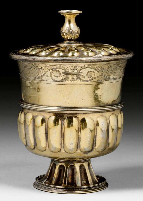 FOOTED CUP WITH LID. Vermeil. Probably Southern Germany, ca. 1550. Not marked. Careful work in construction details. H 15.5 cm. 300 g. Provenance: Kaufmann Collection, Berlin.