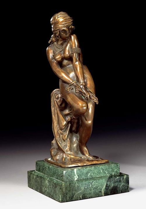 SKULPTUR EINER JUNGEN FRAU,