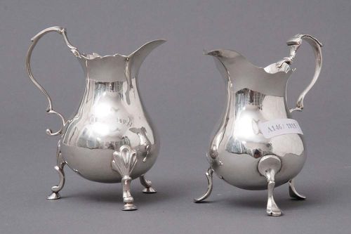 LOT: PAIR OF CREAMERS. London, 2nd half of 18th century. Assorted.Maker's mark lost. H 10.5 cm. 170 g.