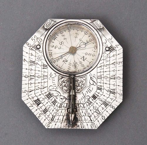 COMPASS - SUNDIAL,Régence, sign. BUTTERFIELD A PARIS (probably Michael Butterfield, active around 1700), beginning of 18th century. Silver. Gnome folds into triangular shape. 6.5 X 6 X 3 cm.