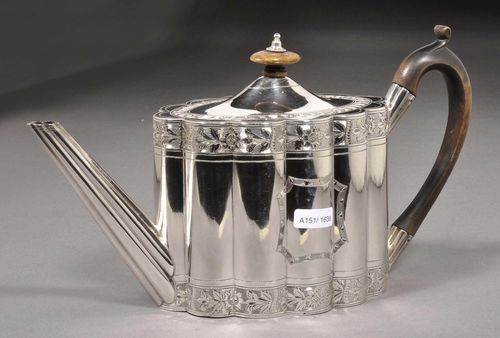 TEAPOT. London 1790/91.Maker's mark Henry Chawner. With engraved cartouche and monogram. H: 15 cm. Wt.: 410 g.