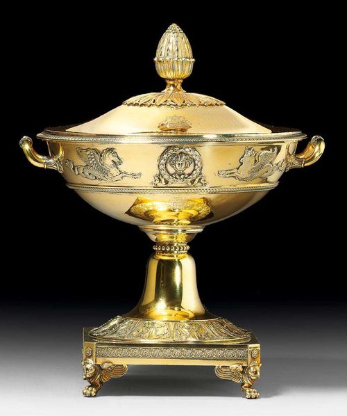 PRINCELY TUREEN WITH COVER. Paris, after 1805. Maker's mark Martin Guillaume Biennais. On the inside of the cover, engraving: "Biennaise, Orfévie de S. Mté. l'Empereur et Roi: à Paris". Square plinth, borne by 4 winged lion heads with small paws, bevelled corners with rosette applied. Rim with surrounding floral frieze. Above: domed, bell-shaped foot with pearl node. The base with an acanthus frieze. The bowl has smooth walls with a slightly protruding rim with a surrounding palm frieze. On both sides: leaf-adorned bow-shaped handle. The walls are divided into sections. In the low section: engraved Borghese coat-of-arms with a laurel wreath with a mask applied above it and flanked by a winged horse. The cover is slightly domed and features a large cone-shaped finial on a palm frond rosette and an engraved Borghese coat-of-arms bearing a crown. Tureen with insert and an engraved letter "B". H 31.5 cm. 2760 g. Bought at the Galerie Stuker.