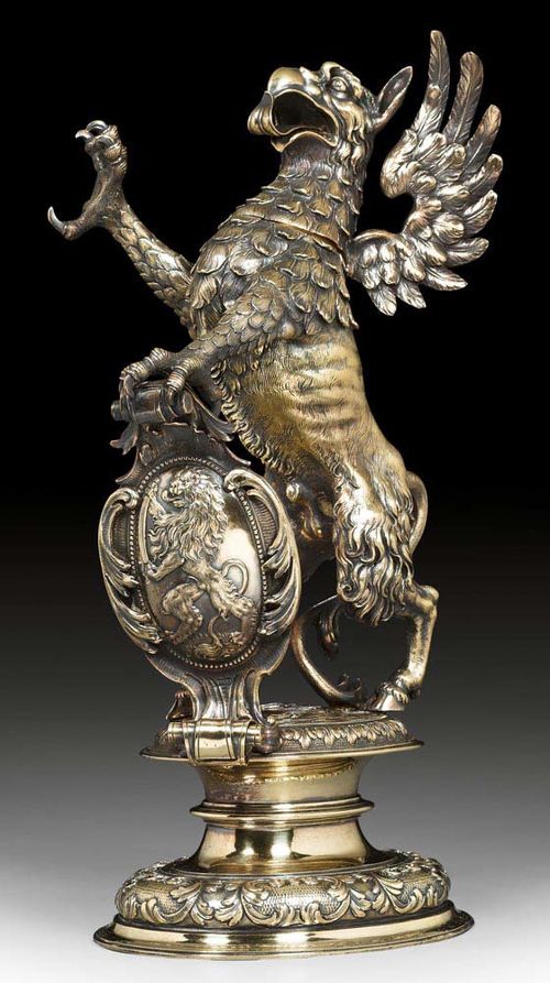 DRINKING VESSEL IN THE SHAPE OF A GRIFFIN. Gilded. Lucerne, end of 19th century. Maker's mark Bossard. H 33.5 cm. 1980 g.