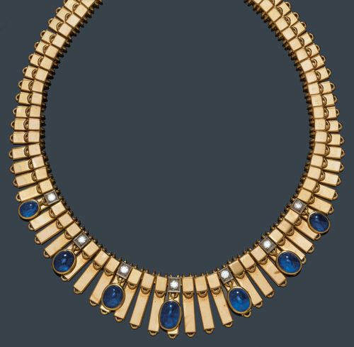 SAPPHIRE AND DIAMOND NECKLACE, ca. 1945. Yellow gold 750, 154g. Decorative necklace of numerous, graduated gold platelets, above, a second row of square platelets, the top additionally decorated with 7 brilliant-cut diamonds weighing ca. 0.70 ct and 7 graduated, flexibly mounted oval sapphire cabochons, not original, weighing ca. 10.00 ct. L ca. 45 cm.