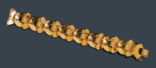 GOLD BRACELET, France, ca. 1940. Yellow gold 750, 68g. Casual, decorative bracelet with geometric motifs and interlaced links. L ca. 16.5 cm.