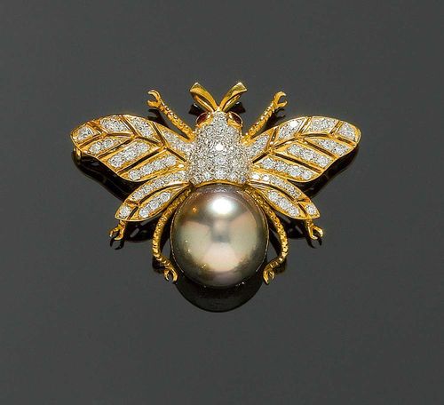 PEARL, BRILLIANT-CUT DIAMOND AND RUBY BROOCH/PENDANT. Yellow gold 750. Decorative brooch in the shape of a bumble bee, the lower body of 1 silver-grey, fine Tahiti cultured pearl of 14.5 mm Ø, the upper body and the open-worked wings set with numerous brilliant-cut diamonds totalling ca. 1.14 ct. 2 small rubies for eyes.