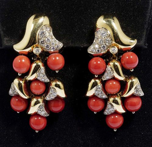CORAL AND BRILLIANT-CUT DIAMOND CLIP EARRINGS, CHANTECLER. Yellow gold 750. Very attractive clip earrings in the shape of a flower cascade, decorated with 12 coral beads of ca. 6.8 Ø and 74 brilliant-cut diamonds totalling ca. 1.30 ct. Signed Chantecler Capri.