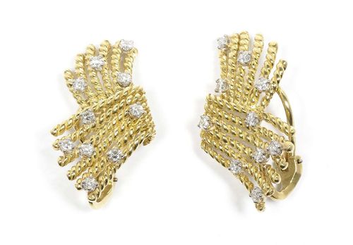 DIAMOND AND GOLD EAR CLIPS, SCHLUMBERGER FOR TIFFANY. Yellow gold 750. Decorative, elegant ear clips in a V-shaped band motif, each of 6 corded gold wires decorated with 10 brilliant-cut diamonds, weighing ca. 0.80 ct, in white gold chatons. Signed Tiffany Schlumberger.