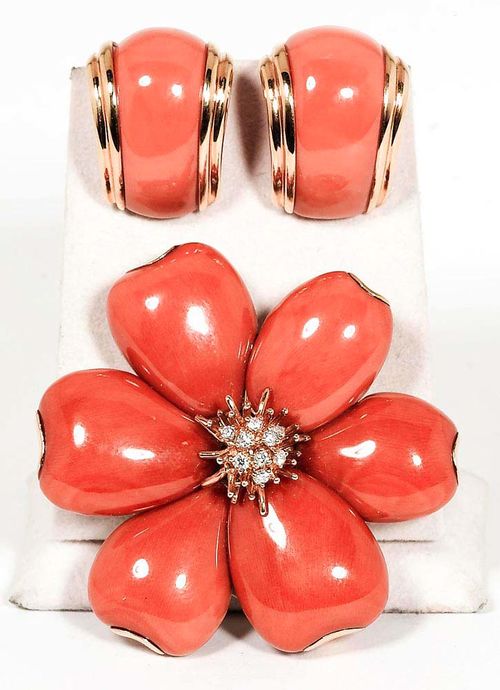 CORAL AND BRILLIANT-CUT DIAMOND BROOCH/PENDANT WITH CLIP EARRINGS. Yellow gold 750. Fancy brooch in the shape of a flower, the petals set with 6 salmon-orange coloured corals. The centre additionally decorated with 9 brilliant-cut diamonds totalling ca. 0.18 ct. Ø ca. 4.8 cm. Matching half-Creole clip earrings with removable studs, each set with 1 cut coral.