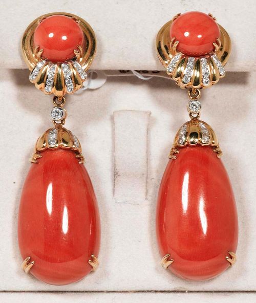 CORAL AND BRILLIANT-CUT DIAMOND PENDANT EARRINGS. Yellow gold 750. Elegant clip earrings/stud earrings, each of 1 drop-shaped, salmon-orange coral cabochon of ca. 22 x 15 mm, on a movable removable mount below a clip part, each decorated with 1 round coral cabochon of 10 mm Ø. Pendant and clip additionally decorated with 42 brilliant-cut diamonds totalling ca. 0.38 ct. L ca. 6 cm.
