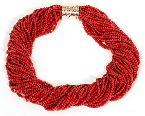 CORAL TORSADE. Fastener in white and yellow gold 750. Casual-decorative 36 row necklace/torsade of numerous red coral beads of ca. 2.8 mm Ø. Cylindrical bicolour fastener. L ca. 46 cm.