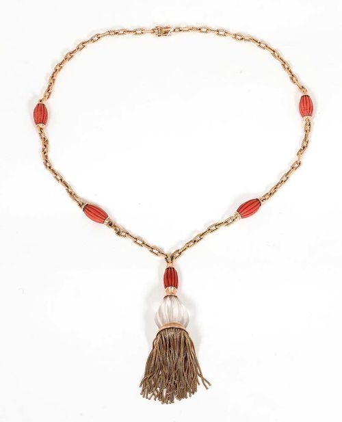 GOLD, CORAL, ROCK CRYSTAL AND PEARL SAUTOIR. Yellow gold 750. Very decorative sautoir of knurled anchor links, alternatingly arranged with 4 olive-shaped fluted coral parts. On the front, a pendant in the shape of a tassel of a matching coral over a fluted and slightly matte-polished rock crystal drop. The end with numerous gold strands of fox tail chain. L chain ca. 69 cm. L pendant ca. 12 cm.
