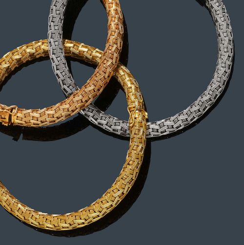 SET OF THREE GOLD BRACELETS. White, yellow and pink gold, 126g. Three decorative bracelets with a geometric braided pattern and a half-round profile. L ca. 20 cm.