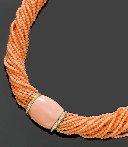 CORAL AND BRILLIANT-CUT DIAMOND TORSADE. Fastener yellow gold 750. Elegant 20 row necklace of fine, light pink coral beads of ca. 2.5 mm Ø. The fastener decorated with 1 tonneau-shaped light pink coral flanked by 2 lines of brilliant-cut diamonds totalling ca. 0.53 ct. L ca. 53 cm.