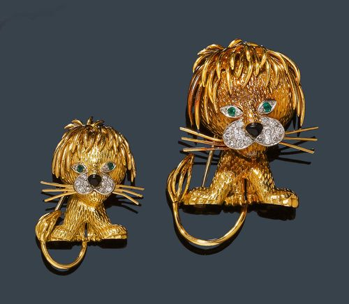 PAIR OF GOLD AND DIAMOND CLIP BROOCHES, VAN CLEEF & ARPELS, ca. 1980. Yellow gold 750. Decorative clip brooch designed in the shape of a lion, the muzzle set throughout with 14 brilliant-cut diamonds weighing ca. 0.20 ct, the nose set with a cut onyx. 2 small emeralds as eyes. Matching smaller lion, decorated with 10 brilliant-cut diamonds weighing ca. 0.10 ct. Signed VCA No. B.11 279, and B.11 313, respectively. L 5 and 3.5 cm, respectively. Leather case.
