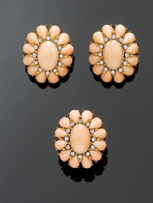 ENGELSHAUT CORAL AND BRILLIANT-CUT DIAMOND CLIP EARRINGS AND RING, ca. 1950. Yellow gold 750. Oval rosette-shaped clip earrings, each set with 1 central, oval light-pink coral cabochon, in a surround of 12 brilliant-cut diamonds and 12 drop-shaped coral cabochons. Matching ring. Size 49. Total weight of the diamonds ca. 0.72 ct.