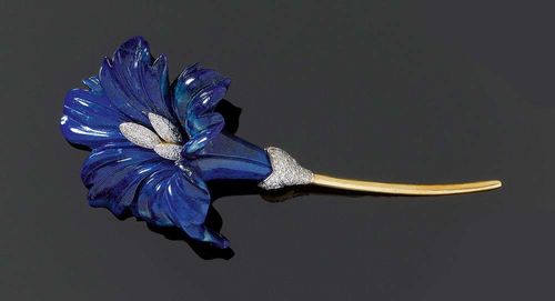 LAPIS-LAZULI AND BRILLIANT-CUT DIAMOND CLIP BROOCH. Yellow and white gold 750. Fancy, large brooch in the shape of a plastically-shaped gentian flower of 1 cut lapis-lazuli, the pistil and calyx set with ca. 80 brilliant-cut diamonds totalling ca. 0.50 ct. L ca. 10 cm.