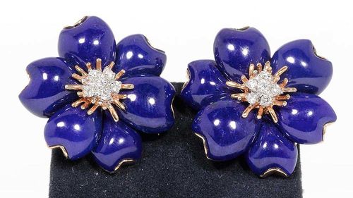 LAPIS-LAZULI AND BRILLIANT-CUT DIAMOND CLIP EARRINGS. Yellow gold 750. Decorative, flower-shaped clip earrings with removable studs, the petals of 6 cut lapis-lazuli. The centre decorated with 6 brilliant-cut diamonds totalling 0.25 ct.