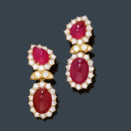 RUBY AND DIAMOND EAR PENDANTS. Yellow gold 750. Fancy ear pendants, each with a clip part set with a drop-cut ruby cabochon within a border of brilliant-cut diamonds, with below, an oval ruby cabochon within a border of brilliant-cut diamonds, mounted on a leaf motif set with brilliant-cut diamonds. Total weight of the 4 treated rubies ca. 23.20 ct. Total weight of the 60 diamonds ca. 5.10 ct.